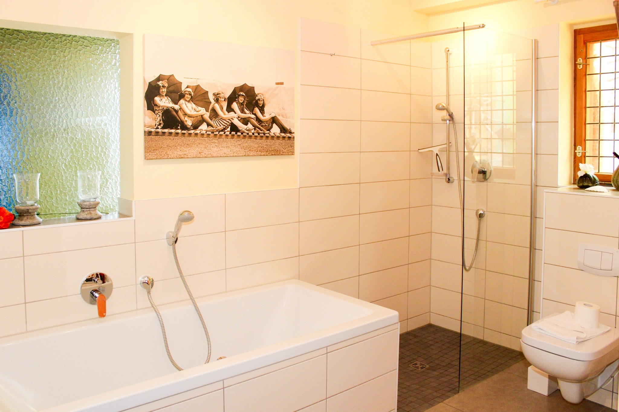 Gerdi – großes Badezimmer mit Dusche und Badewanne